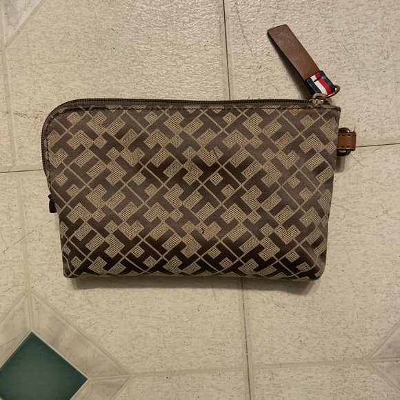 ‘TOMMY HILFIGER’ WRISTLET!! - Picture 4 of 8